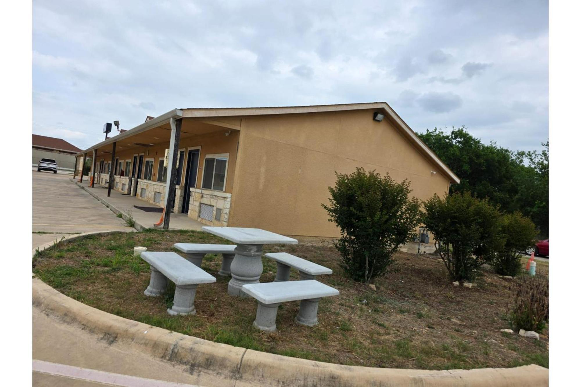 Atria Inn & Suites By Oyo, Jourdanton, Tx Exterior photo